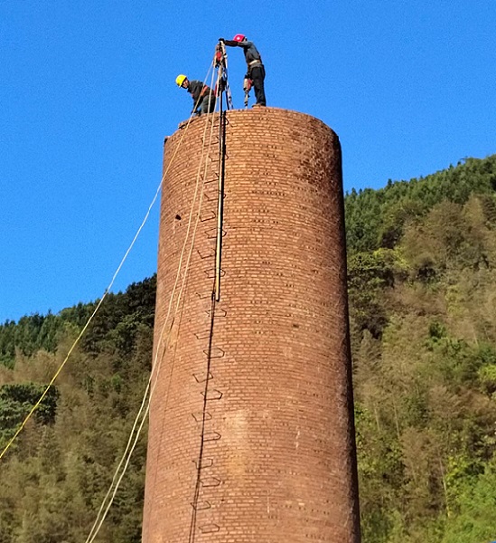 高空拆除公司:我們?cè)谛袆?dòng),安全環(huán)保,一步到位！