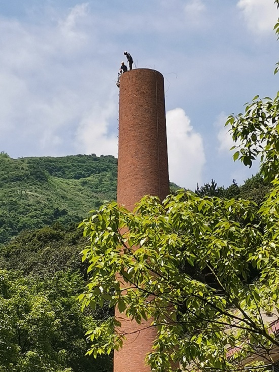 煙囪拆除:行業(yè)領先,技術與經驗的雙重考量